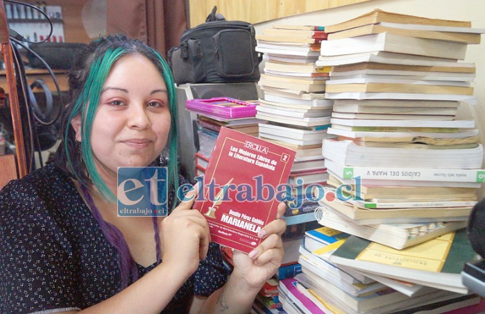 MUCHOS LIBROS.- Aquí tenemos a la tremenda Alinka Díaz con una montaña de libros, los que darán fuerza y vigor a la primera biblioteca comunitaria de nuestra comuna.