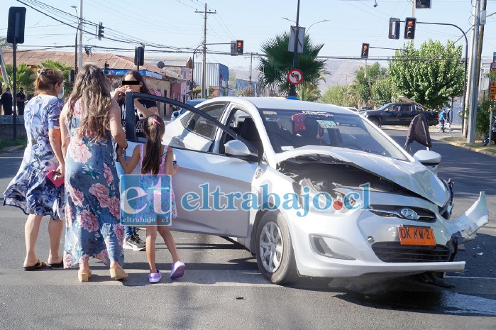 TODOS A SALVO.- Las niñas y la mujer adulta, como lo muestran las cámaras de Diario El Trabajo, resultaron sin lesiones.