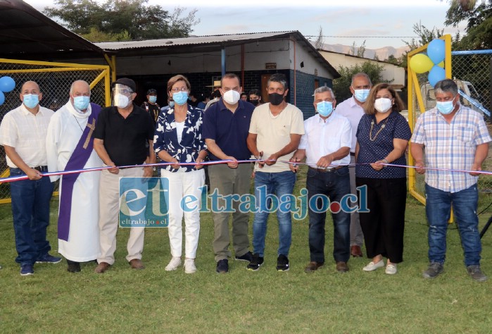 Las autoridades municipales y dirigentes deportivos participaron en el tradicional Corte de Cinta de estas mejoras en su recinto futbolístico.