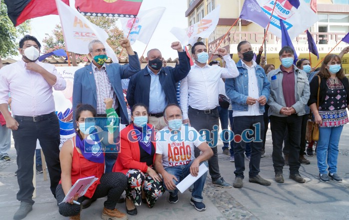 CANDIDATOS COMUNISTAS.- Aquí vemos a varios de los jóvenes políticos que este martes se reunieran en la Plaza Cívica de San Felipe.