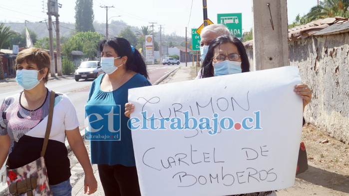 VECINOS APOYAN.- Los vecinos también se unieron a esta protesta, pues son ellos quienes dependen de los servicios de Bomberos.