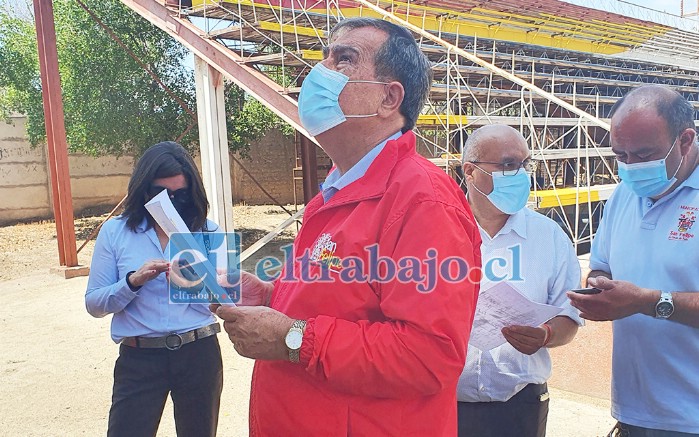 El alcalde Christian Beals en una visita al Estadio Municipal, recinto que contará con un moderno tablero electrónico a partir de este viernes.