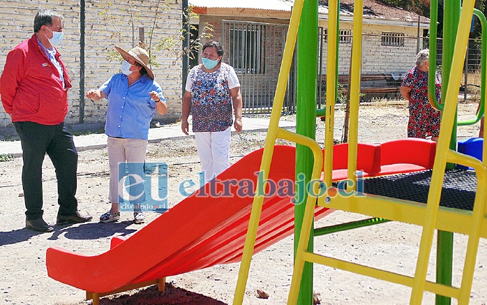 El alcalde Christian Beals entregó personalmente los juegos en los centros educativos.