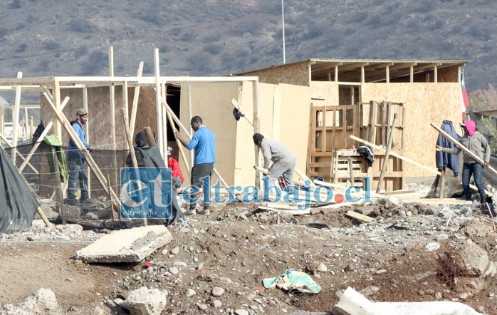 ARRIESGAN PENAS.- Son miles de personas las que invadieron estos terrenos y los convirtieron en un pueblo, hay varias querellas en su contra. (Archivo)