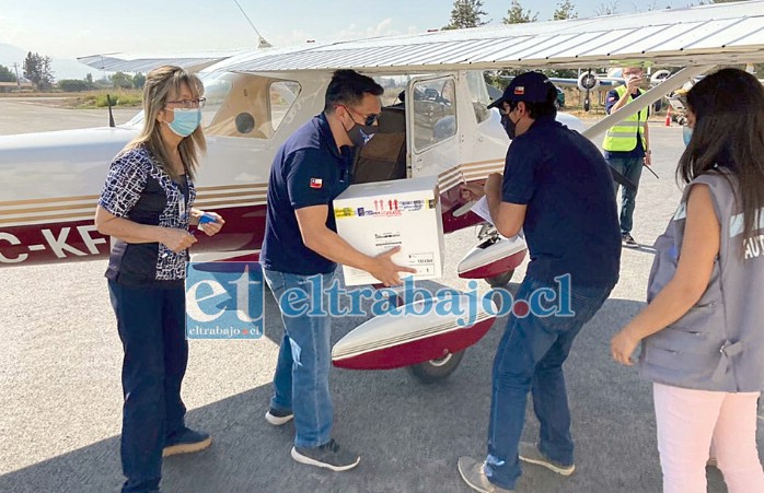 MISIÓN CUMPLIDA.- Autoridades del Servicio de Salud Aconcagua recibieron la primera entrega de vacunas Covid-19 en poco minutos, gracias al trabajo de estos pilotos del Club Aéreo de San Felipe.