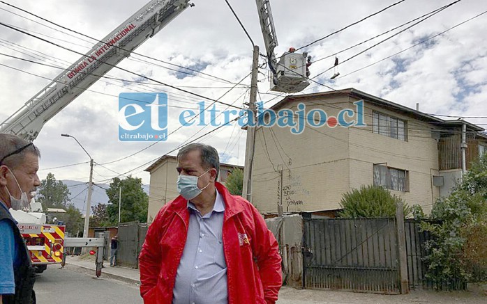 El alcalde Christian Beals inspeccionó personalmente los trabajos de reparación y conversó con los vecinos del sector.