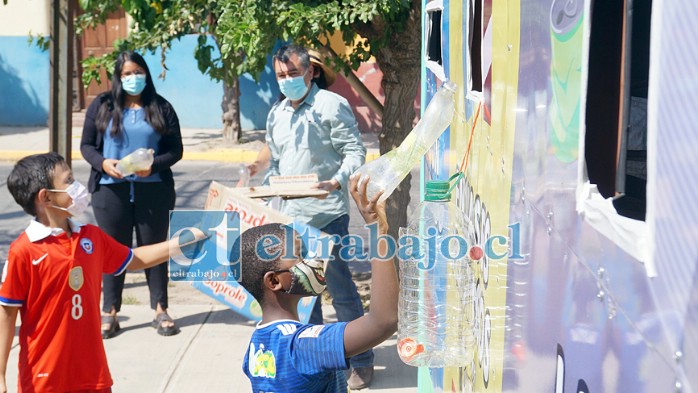 RECICLAR O MORIR.- De inmediato los niños de la comuna empezaron a llegar con residuos para reciclaje.