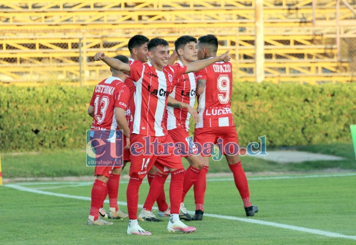 El canterano Bairo Riveros festeja junto a sus compañeros el gol del triunfo en el primer partido ante Melipilla. En la escena también aparecen Salinas y Ormeño.