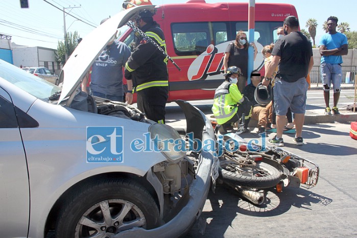 BOMBEROS EN ACCIÓN.- El motociclista fue atendido en el lugar por especialistas de Bomberos y del SAMU, las cámaras de Diario El Trabajo captan al bombero Javier Picado haciendo su labor.