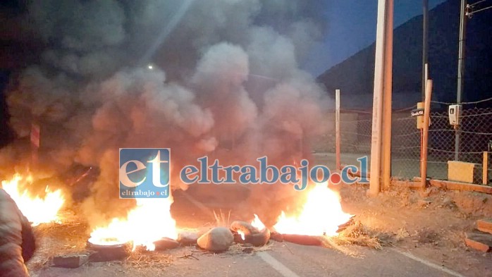 Habitantes del sector de ‘Los Patos’ encendieron barricadas en protesta por la falta de agua potable y problemas con el APR.