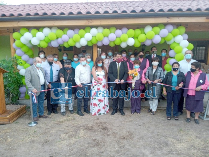 Con alegría y emoción los socios, socias del Club del Adulto Mayor y Taller Femenino, junto a las autoridades cortaron la cinta tricolor para inaugurar oficialmente su flamante sede social.