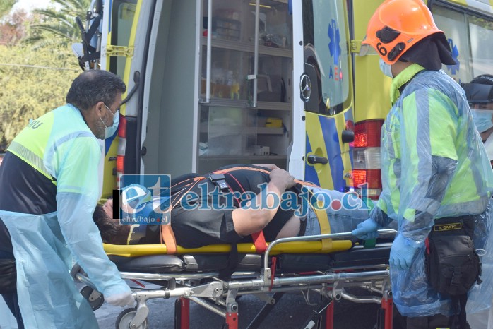 A URGENCIAS.- Este pasajero debió ser trasladado por funcionarios del SAMU al Hospital San Camilo con lesiones de mediana consideración.