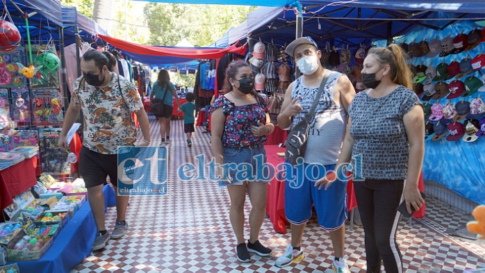 AMBULANTES EN LA TERRAZA.- La terraza de la Plaza de Armas de San Felipe sigue siendo el lugar donde estos vendedores ambulantes continúan ofreciendo sus productos al público.