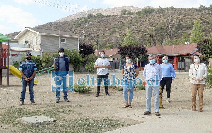 Vecinos de Villa Los Ríos II junto al alcalde de Putaendo en la entrega protocolar del terreno para la construcción de áreas verdes.