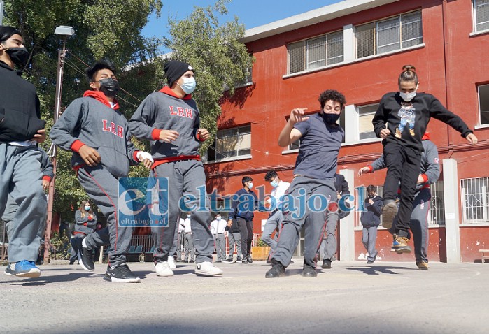 LEVITANDO.- Así disfrutaron estos alumnos del Liceo Roberto Humeres su primer recreo escolar después de un año de sólo llevar clases por Internet.