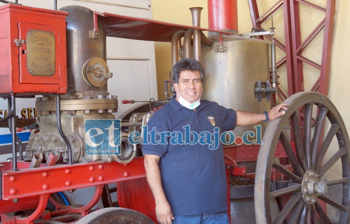 SON 138 AÑOS.- El superintendente de Bomberos de San Felipe, David Guajardo, nos muestra una de las reliquias de esta importante institución.