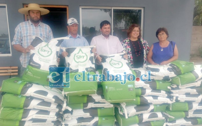 ELLA EN TERRENO.- Aquí tenemos a la concejala apoyando a los campesinos de su comuna en tiempos de sequía.