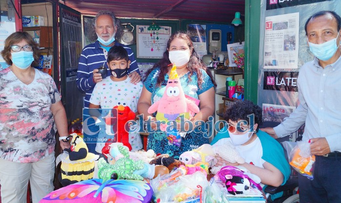 Cada Navidad nuestra amiga Alejandra regala decenas de peluches a los niños de Población Aconcagua. (Archivo)