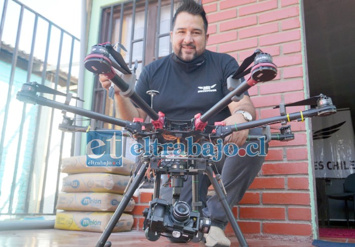 JUGUETES DE VERDAD.- Francisco Vergara nos muestra uno de sus drones más grandes, la importancia de estos cursos, es que con ellos se puede adquirir licencia profesional para manejarlos.