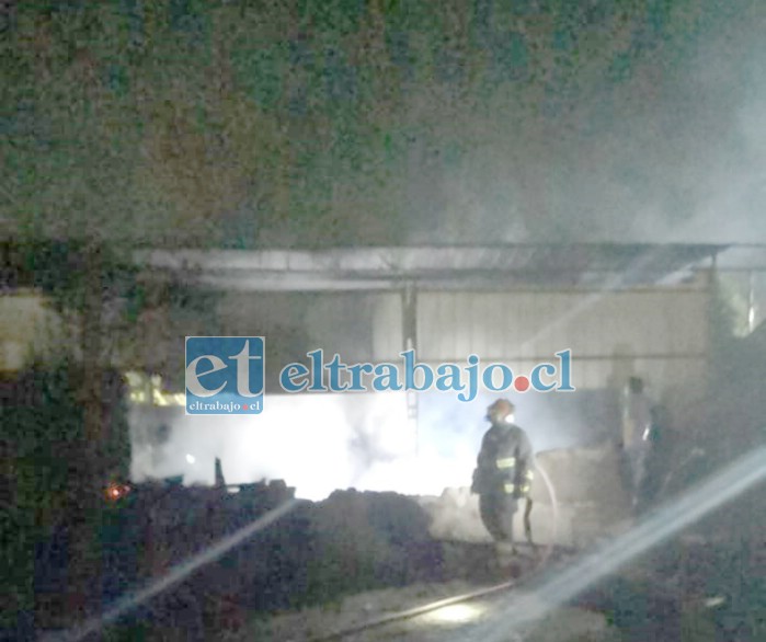 Personal de Bomberos trabajando en el incendio.