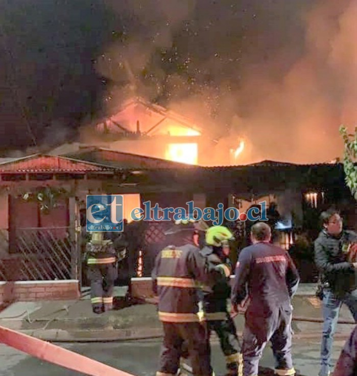 Personal de Bomberos en el incendio ocurrido el jueves en la noche hizo su trabajo también apoyado por vecinos del lugar. (www.putaendoinforma.com)