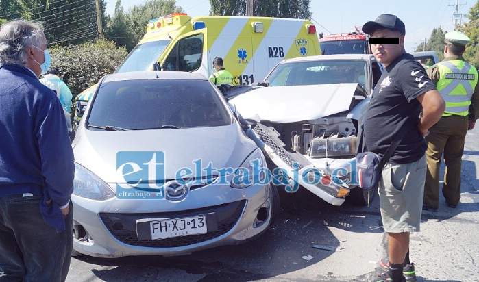 SIN HERIDOS DE GRAVEDAD.- Tremenda colisión se registró frente a Los Manantiales de Panquehue, protagonizada por una camioneta y un auto liviano la tarde de este jueves.