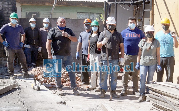 MANOS AMIGAS.- Ellos sólo son parte del gran voluntariado que está apoyando a estas familias con el levantar cimientos para crear un muro.