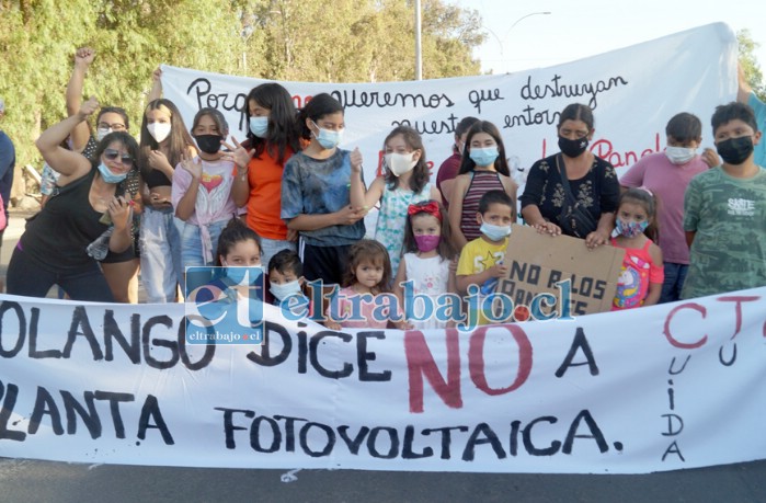 NIÑOS EN PIE DE LUCHA.- Estos niños también levantaron su voz, pues sus espacios de juego y deporte en la Serranía podrían dejar de estar habilitados para ellos.