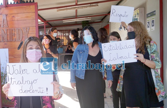 APOYAN A SU DIRECTORA.- Profesores y asistentes de la educación de la JFK están en paro desde ayer, y hoy viernes seguirán apoyando a su directora Marianela Parada.