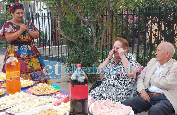 FUERON HOMENAJEADOS.- Aquí vemos a doña Silvia secándose las lágrimas, tras escuchar a la conocida cantante aconcagüina Jazmín Lazcano, quien les alegró la jornada.