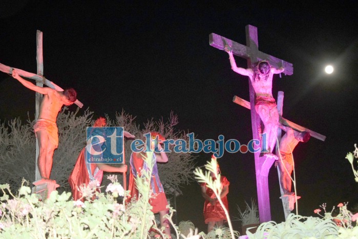 A ESPERAR NOMÁS.- Así fue aquella última crucifixión del Señor en Rinconada de Silva la Semana Santa de 2018. (Archivo)