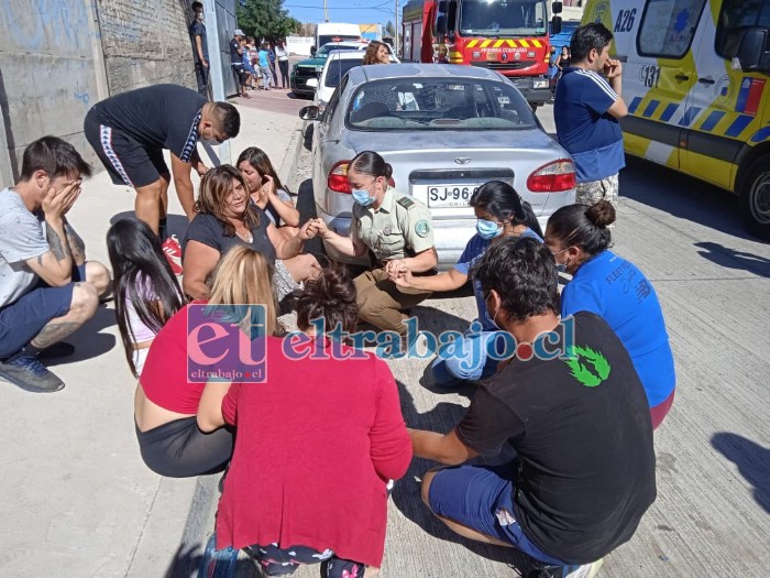 Familiares, vecinos, amigos, se unen en una cadena de oración espontánea para rogar por la vida del menor.