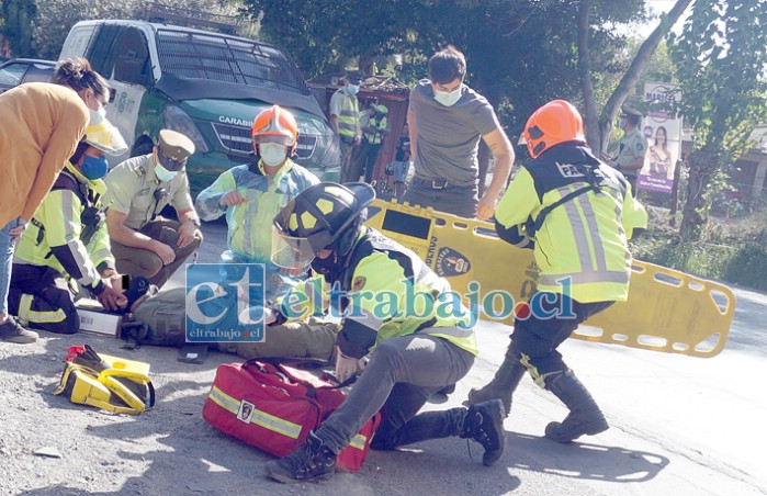 POLICÍA CAÍDO.- El carabinero lesionado fue atendido en primer lugar en media carretera por profesionales de Bomberos y SAMU, luego fue trasladado al Hospital San Camilo.