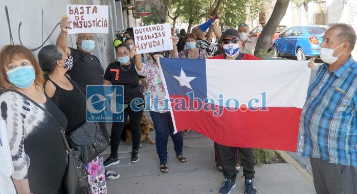 Una treintena de locatarios que piden poder trabajar el domingo, se manifestaron frente a las oficinas de la Autor5idad Sanitaria.