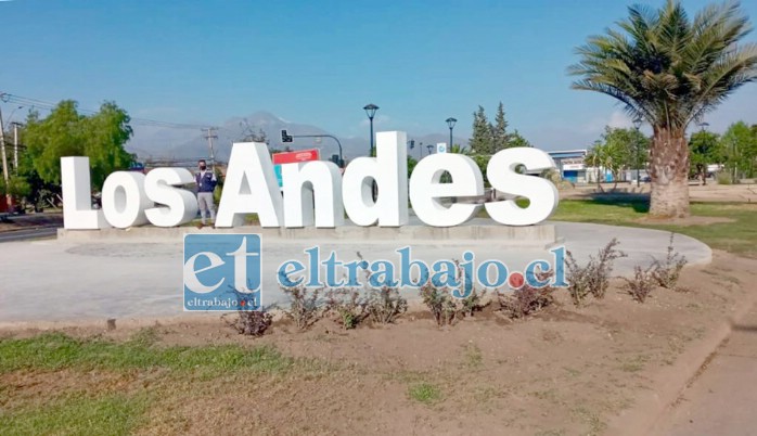 Un cambio radical experimentó la Plaza El Cobre con estas letras gigantes que dan la bienvenida a quienes ingresan a Los Andes por el poniente.