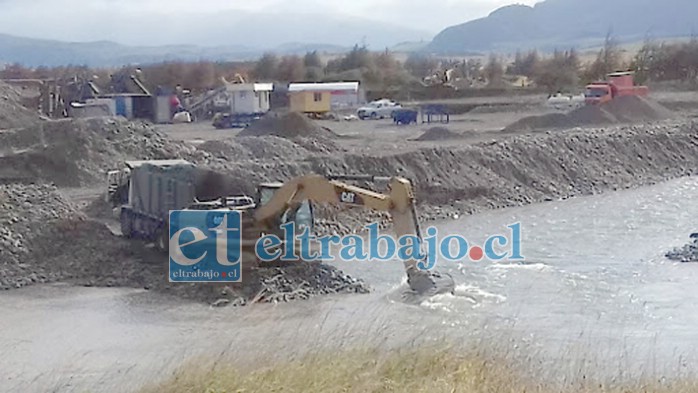 Los áridos habrían estado siendo extraídos desde el cauce del río, asegura la concejal Patricia Boffa. (Foto referencial).