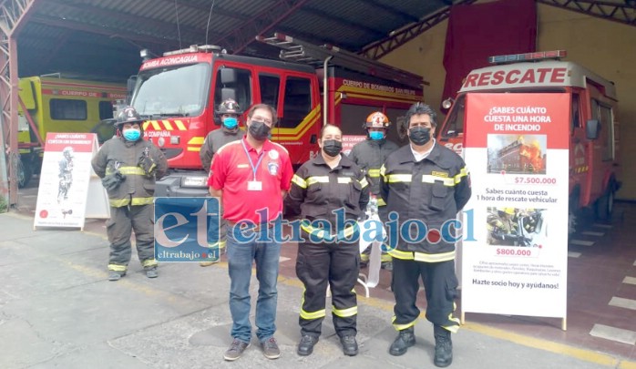 El Superintendente David Guajardo acompañado de una bombera y el coordinador de la campaña, precisamente el día del lanzamiento.