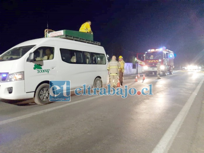 Este es el furgón de Conaf que fue atacado con piedras por desconocidos. En la imagen junto a Bomberos.