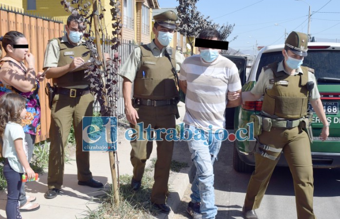 ACCIÓN RELÁMPAGO.- Las cámaras de Diario El Trabajo registran el momento de la captura de esta persona, quien habría destruido candados de la reja principal y chapa de la puerta trasera de la vivienda.