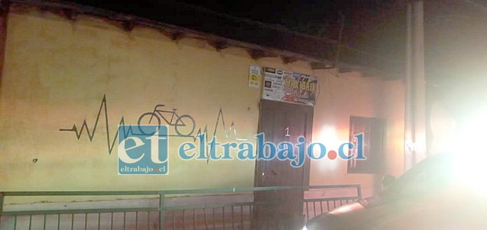 Al interior de esta casa fueron sorprendidas las 10 personas participantes de la fiesta clandestina.