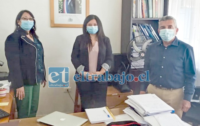 La mañana de este jueves la docente recibió el saludo protocolar del alcalde Sergio Zamora y de la directora del DAEM, Cecilia Piuzzi.