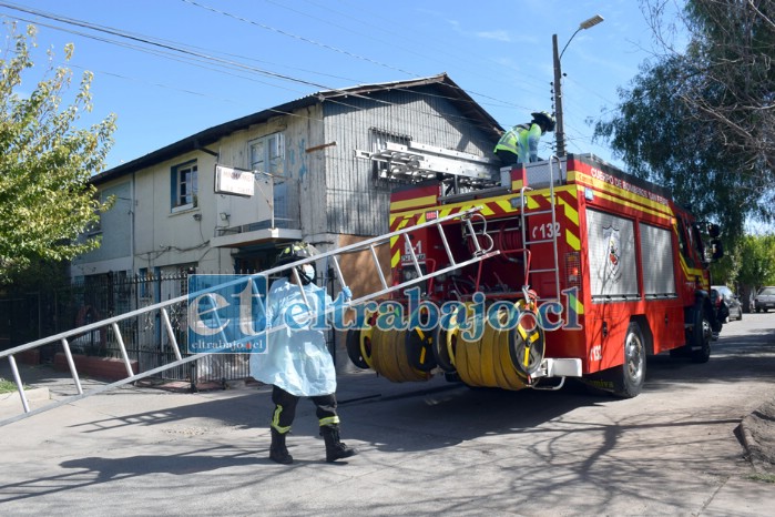 SIEMPRE APOYANDO.- En la escena brindaron apoyo a Carabineros la unidad B-1 de Bomberos con una escala a fin de poder verificar por la ventana del segundo piso la presencia del vecino.