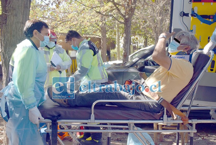 DIRECTO A TRAUMATOLOGÍA.- Las cámaras de Diario El Trabajo captan el momento cuando este adulto mayor era trasladado por rescatistas del SAMU al hospital de Los Andes.