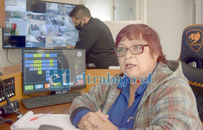 ELLAS AL FRENTE.- La radio operadora de Bomberos, María Soledad Collantes, habló este jueves con Diario El Trabajo. Sus compañeras y colegas de turno son: Angelina Silva, Pamela Torrales y Karina Alvarado.