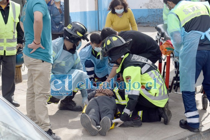 CON HERIDAS SERIAS.- Las cámaras de Diario El Trabajo registran el momento cuando el motociclista fue atendido de urgencia por rescatistas del SAMU y Bomberos de la Primera Compañía.