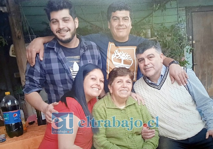 UNA VIDA EJEMPLAR.- Aquí tenemos a la Reina de la Familia Nora Aguirre Muñoz, acompañada por su hermano Cristian, sus hijos Carmen Gloria, Andrés y Carlos.