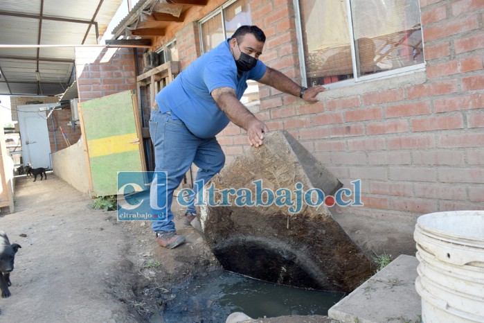 PESTILENCIA PERMANENTE.- Roberto Donoso con toda la pena propia y de sus vecinos, nos muestra la pestilencia que él y su familia tienen que soportar desde hace muchos años, igual pasa con sus vecinos.