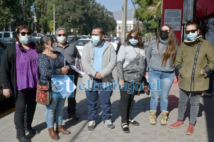 RESPALDO GREMIAL.- Varios representantes de gremios de nuestra comuna respaldan la lucha de esta profesora sanfelipeña.