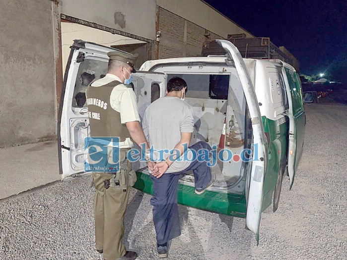 El sentenciado subiendo al carro policial de Carabineros de la Segunda Comisaría de San Felipe.