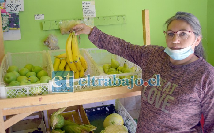 PIENSA CERRAR SU LOCAL.- Margarita Donoso nos muestra estas frutas, en pocos días tendrá que tirarlas a la basura o comerlas, pues en poco tiempo se descomponen.